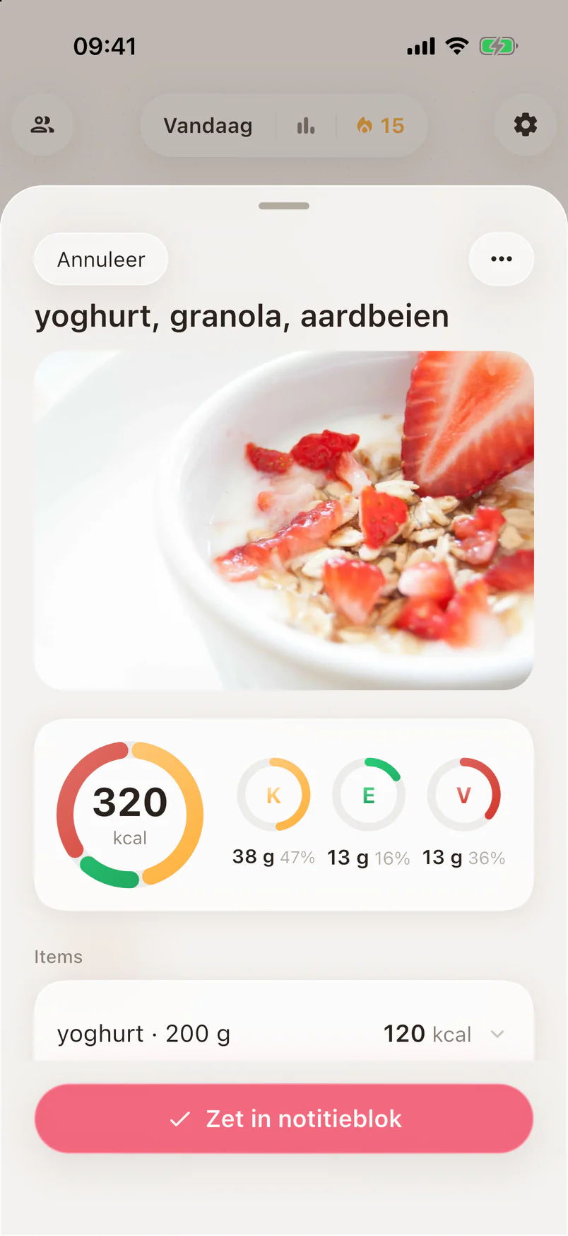 Een foto van een kom yoghurt met granola en aardbeien, met eronder de schatting van 320 kcal